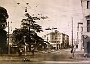 corso del popolo anni 50 con sullo sfondo la vecchia facciata nord della cassa di risparmio (Simone Marzari)